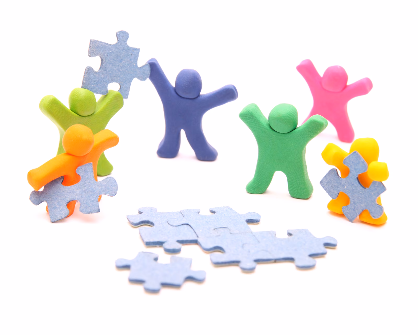 Colorful clay figures holding puzzle pieces, photo: Mirko Raatz - stock.adobe.com